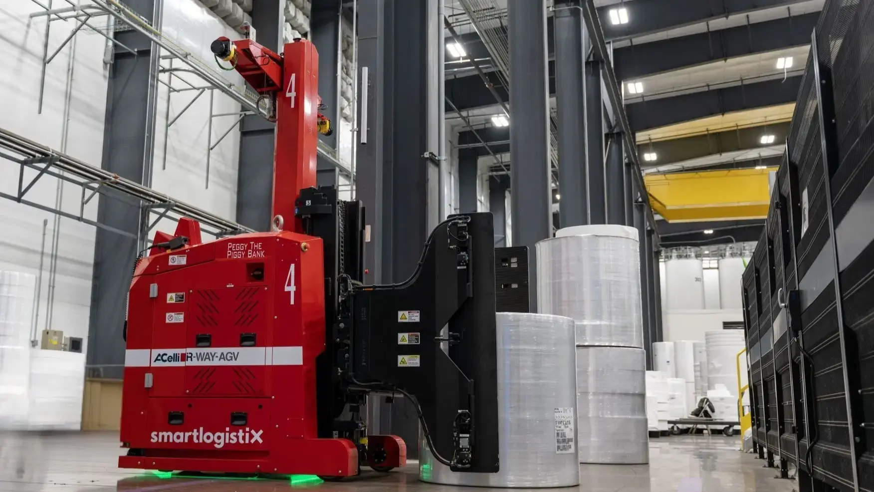 PFNonwovens dà un nome ai suoi AGV Smartlogistix