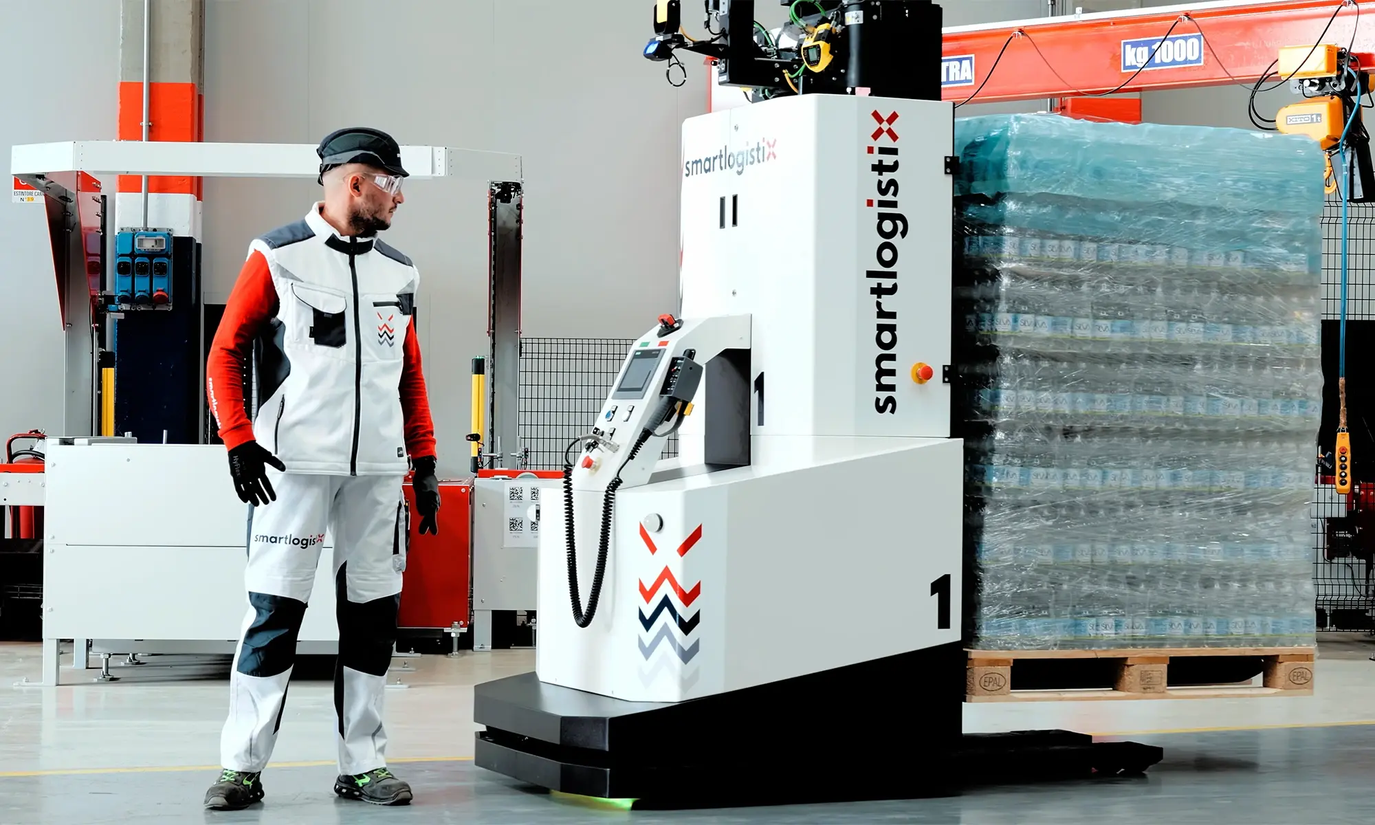 Operator in front of a vehicle that stopped automatically upon detection, thanks to a safety automation system.